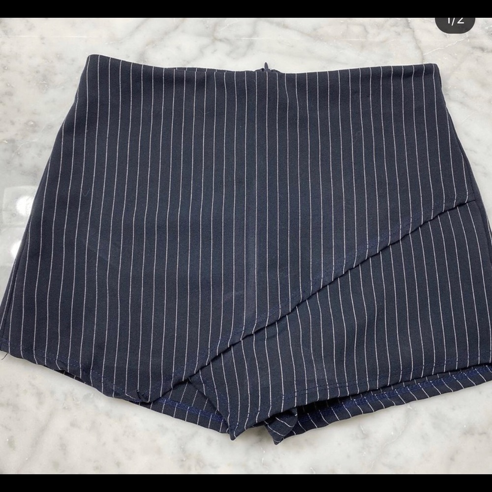 Pin stripe skort
